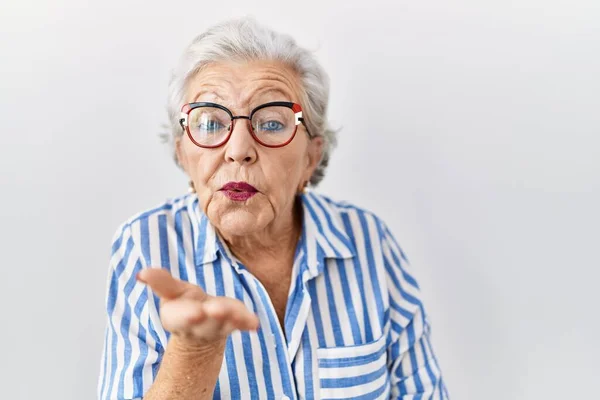 Eine Ältere Frau Mit Grauen Haaren Die Vor Weißem Hintergrund — Stockfoto