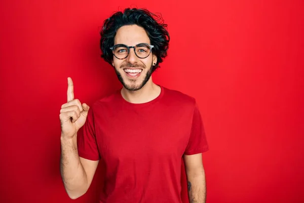 Knappe Latino Man Draagt Casual Shirt Bril Tonen Wijzen Met — Stockfoto