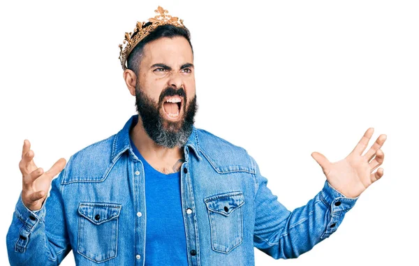 Hispanischer Mann Mit Bart Und Königskrone Verrückt Und Verrückt Schreiend — Stockfoto
