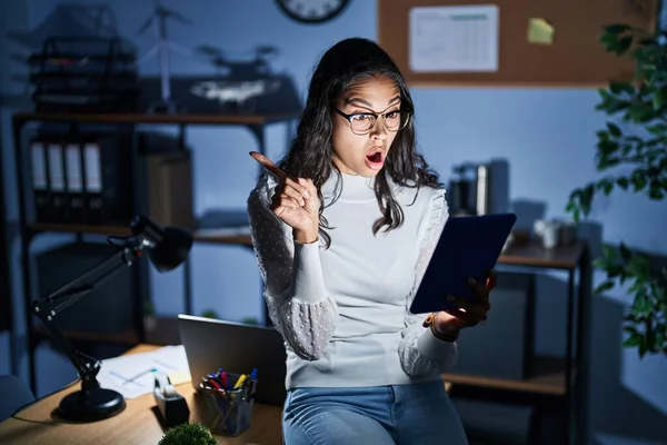 Νεαρή Βραζιλιάνα Γυναίκα Που Χρησιμοποιεί Touchpad Νύχτα Εργασίας Στο Γραφείο — Φωτογραφία Αρχείου