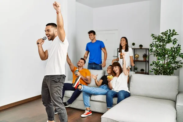 Ομάδα Νεαρών Φίλων Που Κάνουν Πάρτι Τραγουδώντας Μικρόφωνο Στο Σπίτι — Φωτογραφία Αρχείου