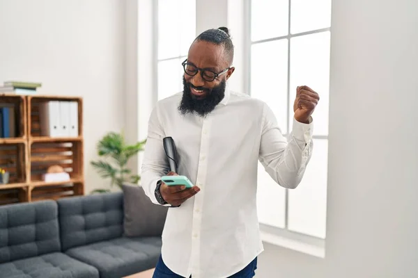 Africký Američan Pracující Terapeutické Ordinaci Pomocí Smartphone Křičí Hrdě Slaví — Stock fotografie
