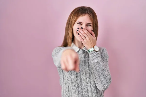 Beautiful Woman Standing Pink Background Laughing You Pointing Finger Camera — Zdjęcie stockowe
