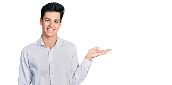 Young Hispanic Business Man Wearing Business Clothes Smiling Cheerful Presenting — 图库照片