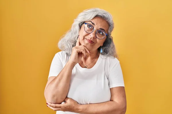 Middle Age Woman Grey Hair Standing Yellow Background Hand Chin —  Fotos de Stock