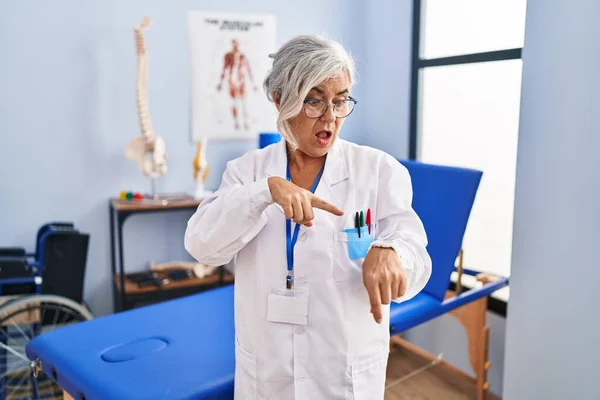 Middle Age Woman Grey Hair Working Pain Recovery Clinic Hurry — Stock Photo, Image