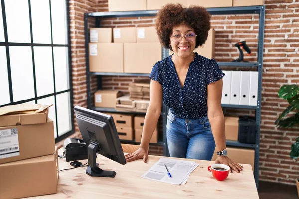 Mujer Afroamericana Comercio Electrónico Trabajador Negocios Utilizando Coputador Oficina —  Fotos de Stock