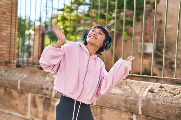 Jonge Vrouw Luisteren Naar Muziek Dansen Straat — Stockfoto
