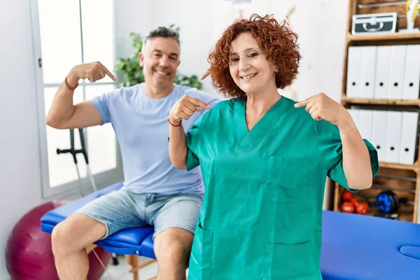 Physiotherapy Woman Working Pain Recovery Clinic Patient Looking Confident Smile — 图库照片