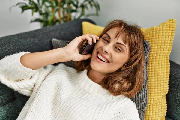 Young Caucasian Woman Talking Smartphone Lying Sofa Home — Stockfoto