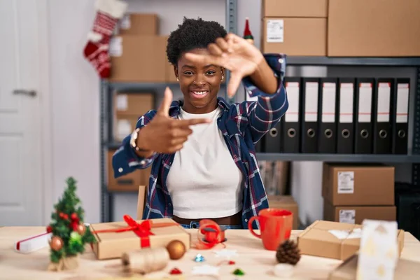 African American Woman Working Small Business Doing Christmas Decoration Smiling — Photo