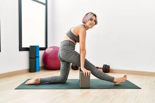 Joven Chica Caucásica Sonriendo Feliz Entrenamiento Centro Deportivo —  Fotos de Stock