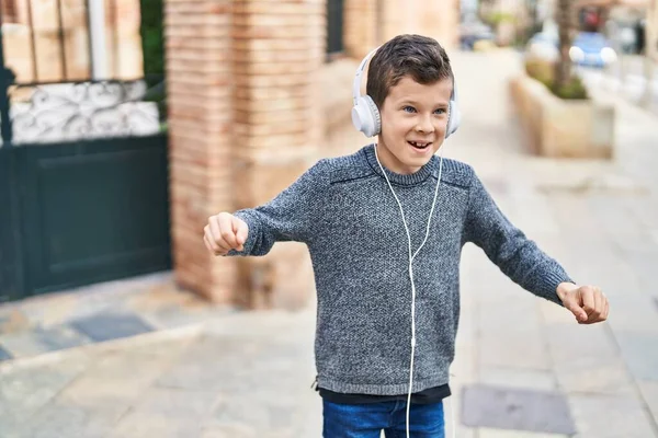 Biondo Bambino Sorridente Fiducioso Ascoltare Musica Strada — Foto Stock