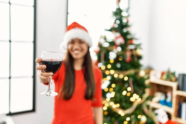 Mujer Latina Joven Bebiendo Vino Pie Junto Árbol Navidad Casa —  Fotos de Stock