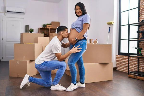 Νεαρό Ζευγάρι Λατίνων Περιμένει Μωρό Φιλιά Κοιλιά Στο Νέο Σπίτι — Φωτογραφία Αρχείου