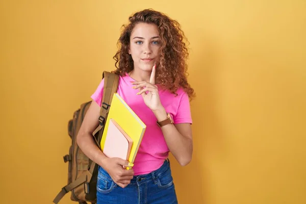 Jovem Caucasiana Usando Mochila Estudantil Segurando Livros Pensando Concentrou Dúvida — Fotografia de Stock