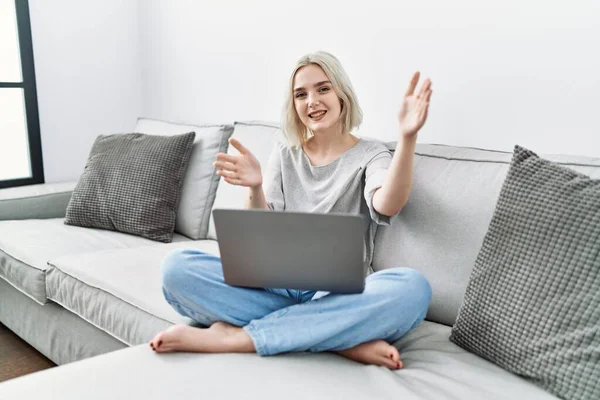 Young Caucasian Woman Using Laptop Home Sitting Sofa Looking Camera — Stock fotografie