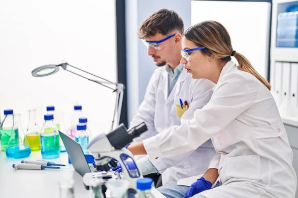 Jongeren Vrouwelijke Wetenschappers Werken Met Een Laptop Het Laboratorium — Stockfoto