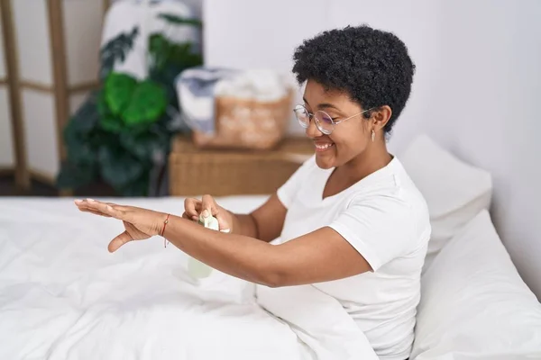 Afroamerikanerin Cremt Sich Schlafzimmer Auf Dem Bett Ein — Stockfoto