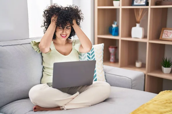 Young Brunette Woman Curly Hair Using Laptop Sitting Sofa Home — Stockfoto