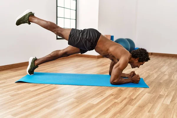 Young African American Man Training Abs Exercise Gym — Stockfoto