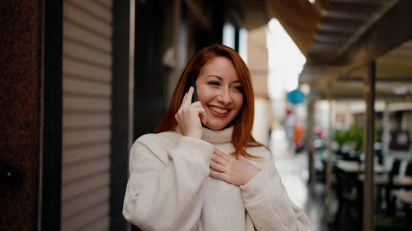 Mujer Pelirroja Joven Sonriendo Confiado Hablando Teléfono Inteligente Calle — Foto de Stock
