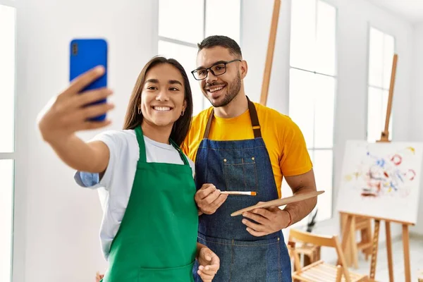 Jong Hispanic Paar Glimlachen Gelukkig Maken Selfie Door Smartphone Kunststudio — Stockfoto