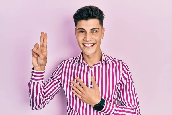 Gündelik Kıyafetler Giyen Genç Spanyol Adam Gülümsüyor Göğsü Parmakları Havada — Stok fotoğraf