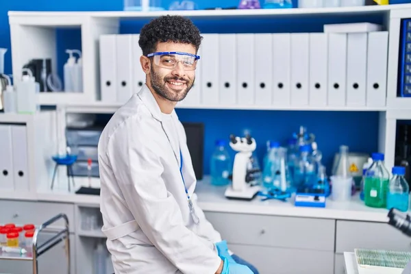 Mladý Arabský Muž Nosí Vědec Uniformu Úsměvem Jistý Laboratoři — Stock fotografie