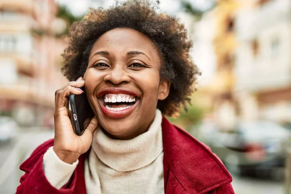 Hermosa Mujer Afroamericana Negocios Con Cabello Afro Sonriendo Feliz Seguro — Foto de Stock