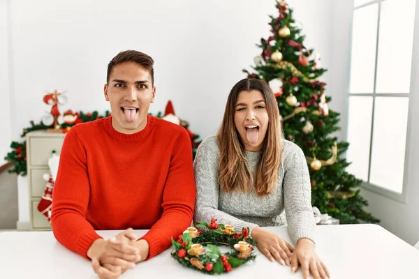 Jong Latijns Amerikaans Echtpaar Zit Aan Tafel Met Kerstmis Steken — Stockfoto