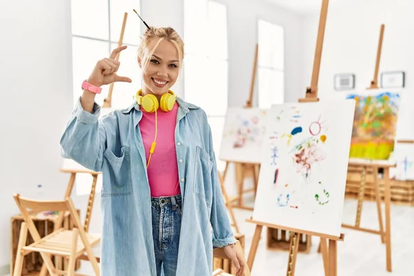 Young Caucasian Girl Art Studio Smiling Confident Gesturing Hand Doing — Stockfoto