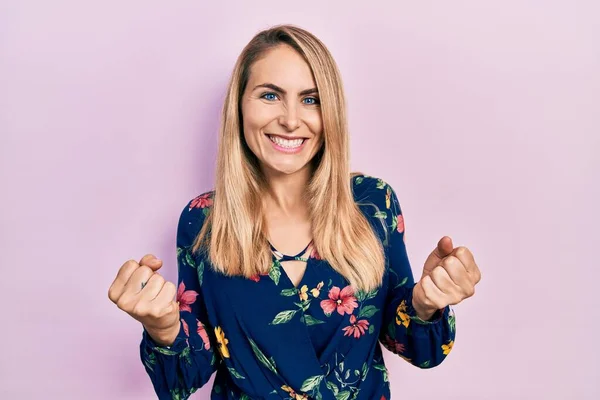 Mujer Caucásica Joven Con Ropa Casual Muy Feliz Emocionada Haciendo —  Fotos de Stock