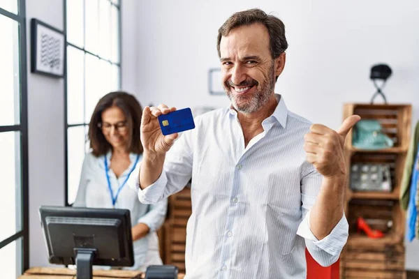 Hispanic Man Holding Credit Card Retail Shop Smiling Happy Positive — 图库照片