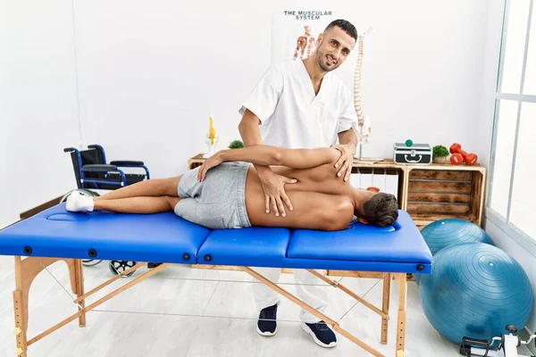 Dos Hombres Hispanos Fisioterapeuta Paciente Que Tienen Sesión Rehabilitación Masajeando — Foto de Stock