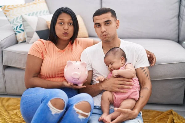 Junges Hispanisches Paar Mit Baby Das Ein Sparschwein Der Hand — Stockfoto