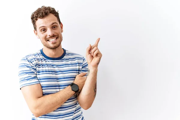 Knappe Jongeman Die Een Geïsoleerde Achtergrond Staat Met Een Grote — Stockfoto