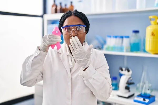 African American Woman Working Scientist Laboratory Holding Pink Ribbon Covering — Fotografia de Stock