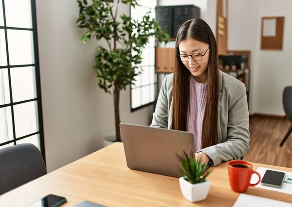 Junge Chinesische Geschäftsfrau Arbeitet Mit Laptop Büro — Stockfoto