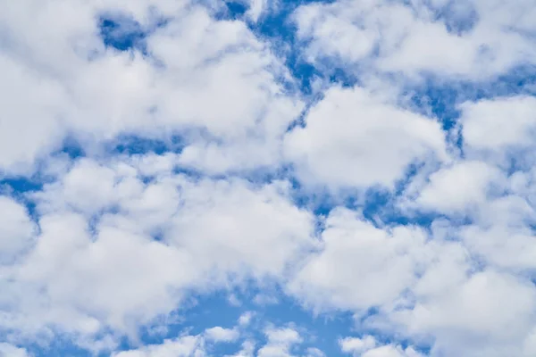 Prachtige Blauwe Lucht Met Wolken Een Zonnige Dag — Stockfoto