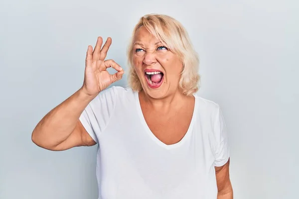 Middle Age Blonde Woman Doing Positive Gesture Angry Mad Screaming — ストック写真