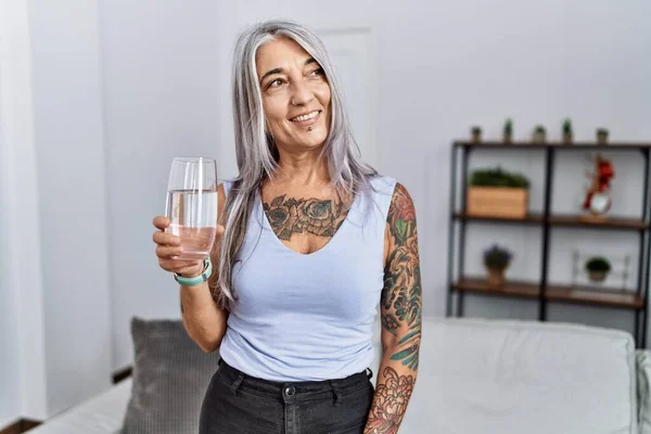 Medelålders Gråhårig Kvinna Ler Tryggt Dricksvatten Hemma — Stockfoto