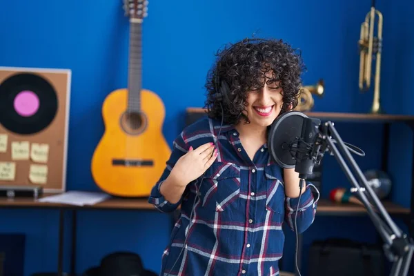 Young Middle East Woman Artist Singing Song Music Studio — ストック写真