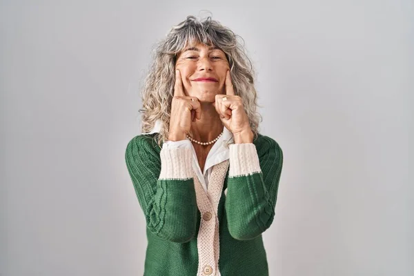 Žena Středního Věku Stojí Nad Bílým Pozadím Usmívá Otevřenými Ústy — Stock fotografie