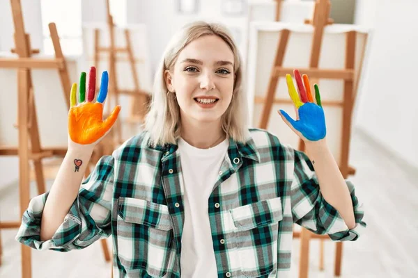 Νεαρή Καλλιτέχνης Φοιτητής Κορίτσι Χαμογελά Χαρούμενος Δείχνει Πολύχρωμα Ζωγραφισμένα Χέρια — Φωτογραφία Αρχείου