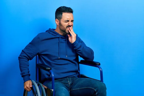 Schöner Hispanischer Mann Mit Bart Der Rollstuhl Sitzt Und Den — Stockfoto