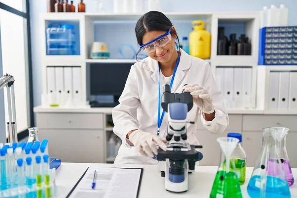 Jovem Mulher Latina Vestindo Uniforme Cientista Usando Microscópio Laboratório — Fotografia de Stock