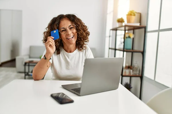 Mujer Hispana Mediana Edad Usando Laptop Con Tarjeta Crédito Casa —  Fotos de Stock