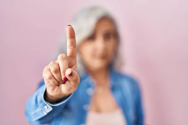 Middle Age Woman Grey Hair Standing Pink Background Pointing Finger —  Fotos de Stock
