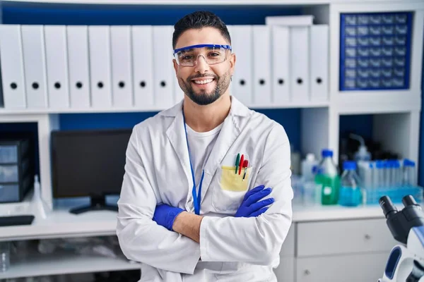 Giovane Arabo Uomo Scienziato Sorridente Fiducioso Piedi Con Braccia Incrociate — Foto Stock